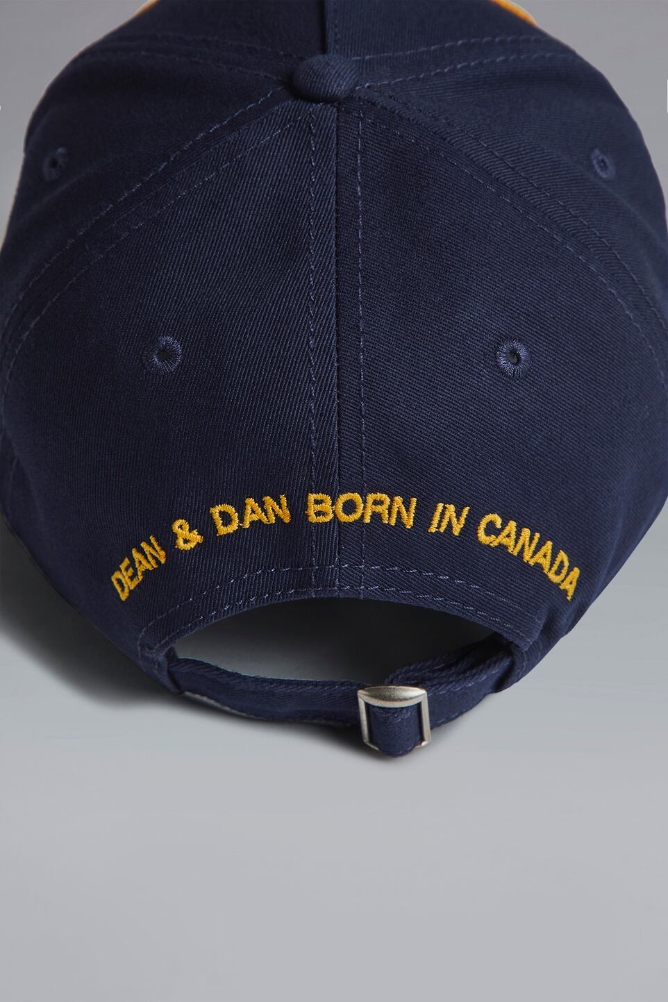 Gorra de la marca Dsquared2 que usó el portero Keylor Navas cuando llegó a CR el lunes anterior. Tomadas del sitio web.