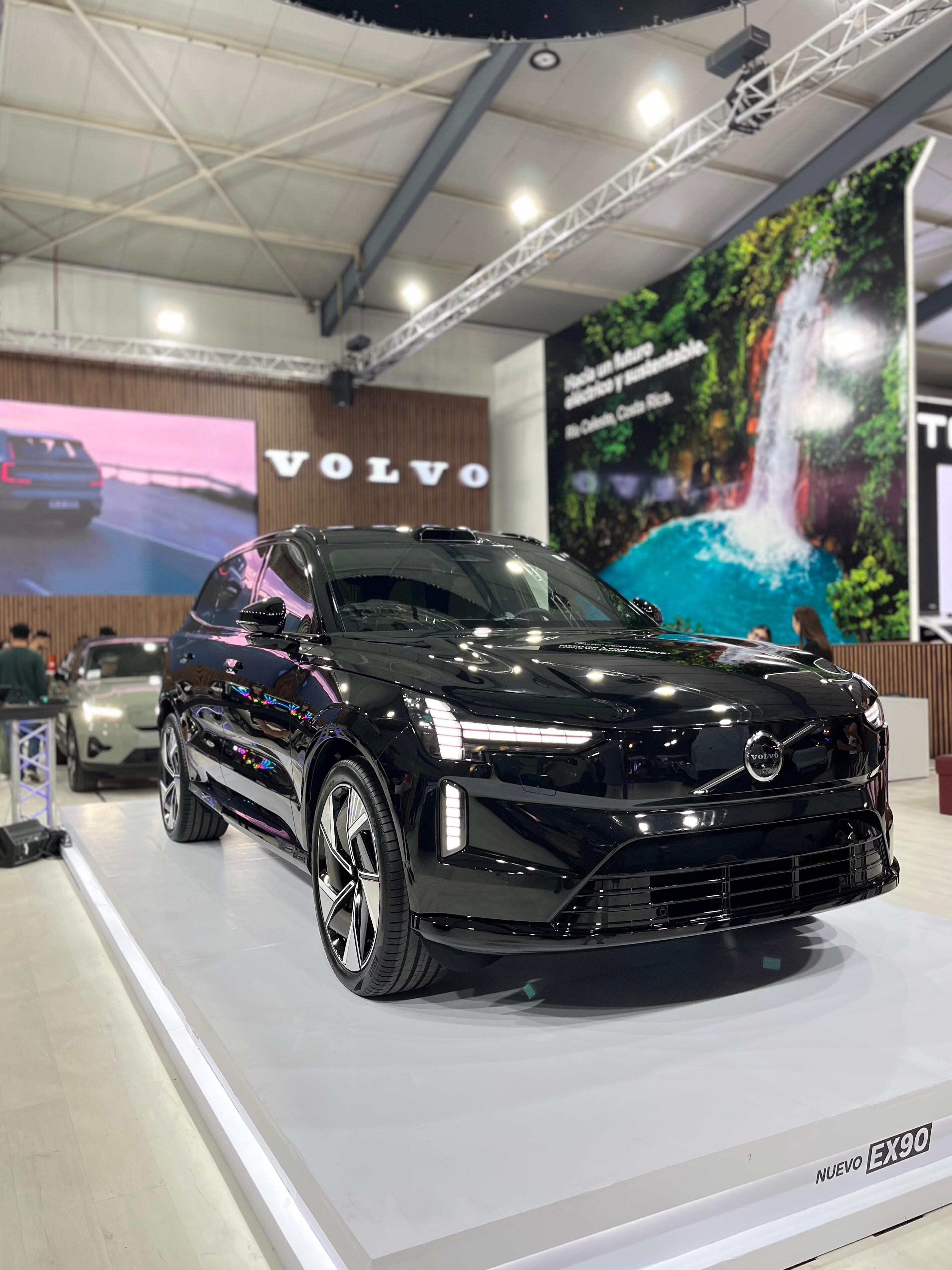 el Volvo EX90 ya está en Costa Rica y fue presentado al país la noche del pasado jueves 20 de marzo, cuando arrancó la Expomóvil 2025, que se lleva a cabo en el Centro de Eventos Pedregal.