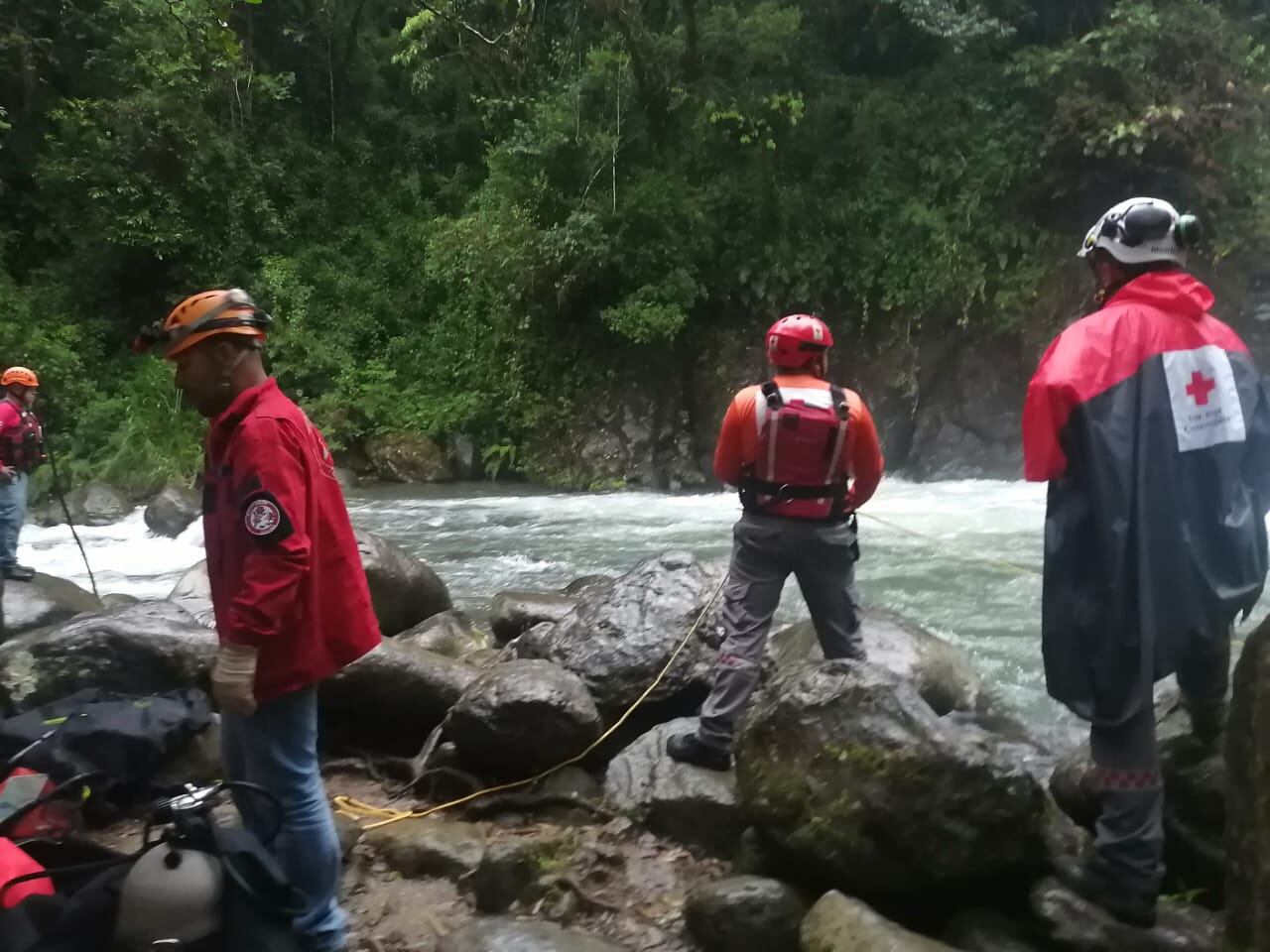 Cuerpos de emergencia buscan a mujeres desaparecidas tras caer de cascada en Dota. Foto Recate Urbano.