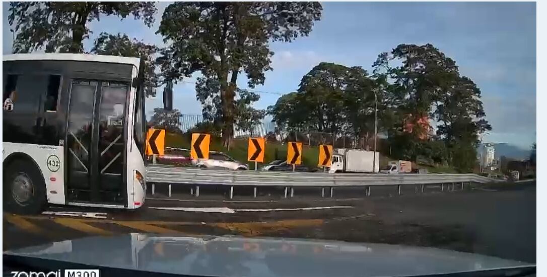 El doctor Willy Galvez por poco es víctima de la imprudencia de un conductor de bus