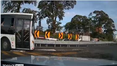 (Video)Doctor Willy Galvez se llevó un susto terrible en carretera, vea lo que le hizo un bus