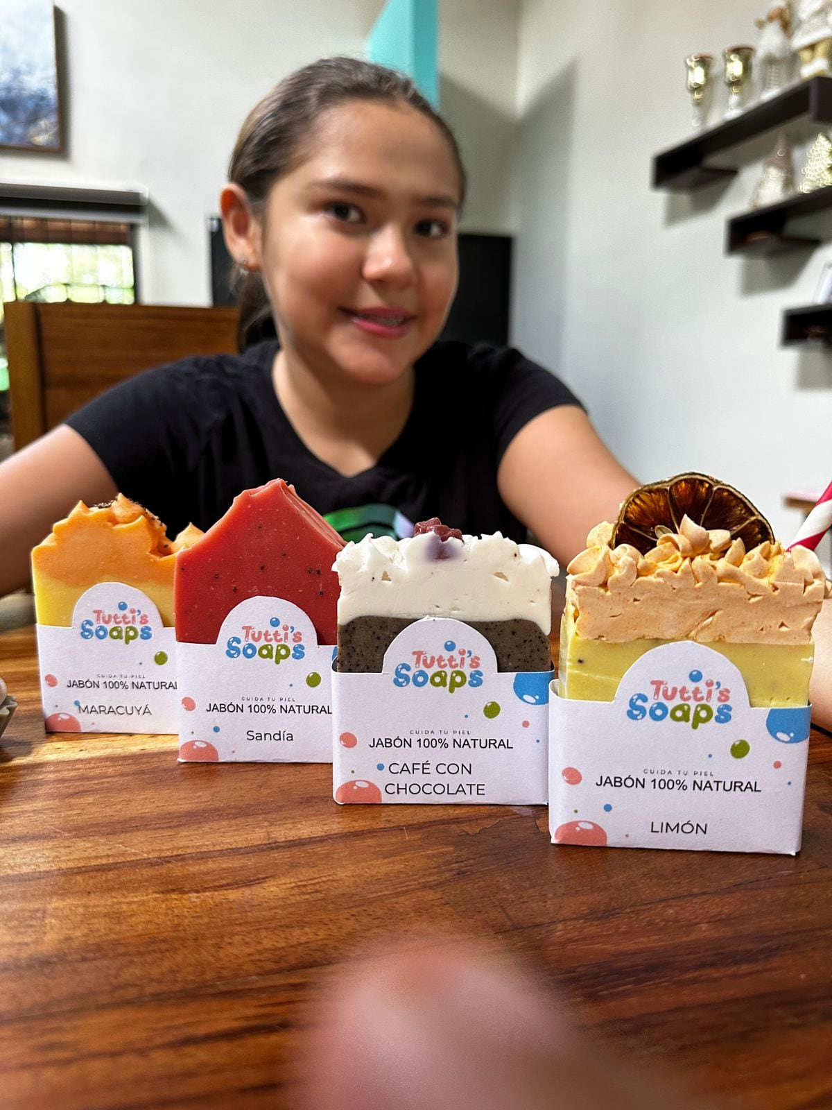 A sus 11 años, Luciana Rodríguez Barrantes no solo está en sexto grado, también ya sabe lo que es emprender, vender y soñar en grande con su negocito de jabones artesanales 100% naturales Tutti's Soaps