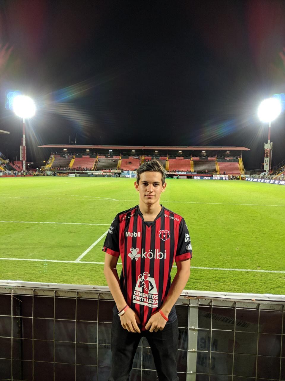 Andrés Rojas, aficionado manudo dueño de la página Fiebre Rojinegra. Cortesía.