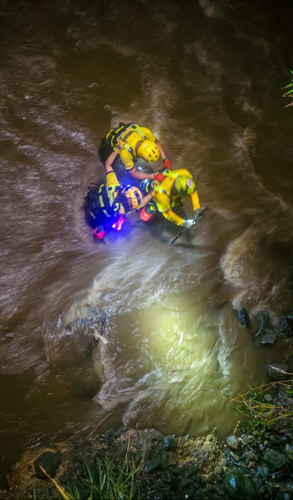 Búsqueda de niño de 6 años que cayó en alcantarilla en Purral, Goicoechea. Foto: Bomberos