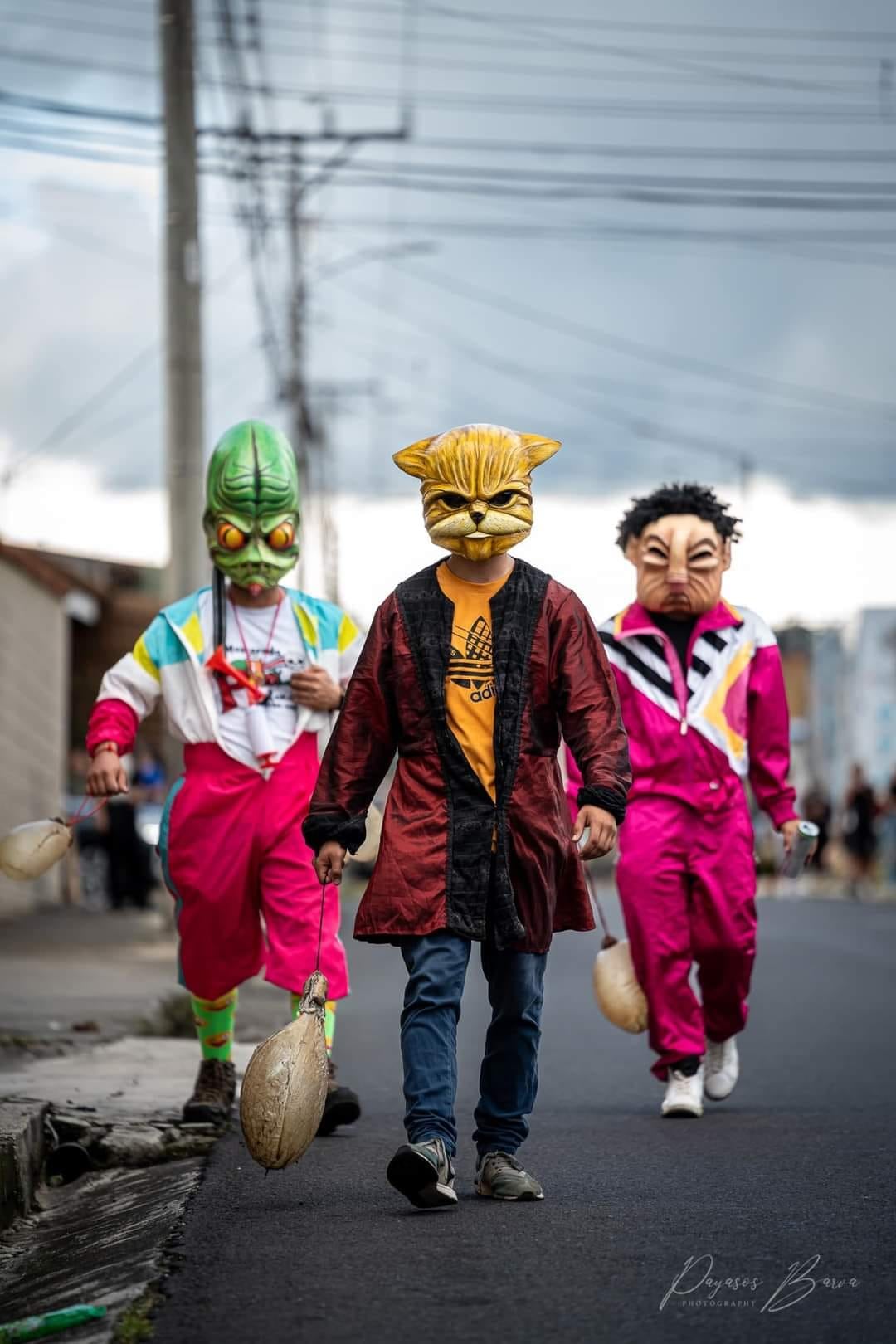 Maikol Hernández Soto no solo le saca una sonrisa a la gente con sus máscaras tradicionales, también les saca un buen ritmo, porque este barveño de corazón, y de pura cepa artística, logró algo que nadie había hecho antes en Costa Rica: crear máscaras con Bluetooth