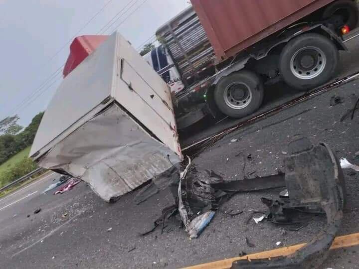 Cruz Roja lucha por sacar a personas prensadas en terrible choque