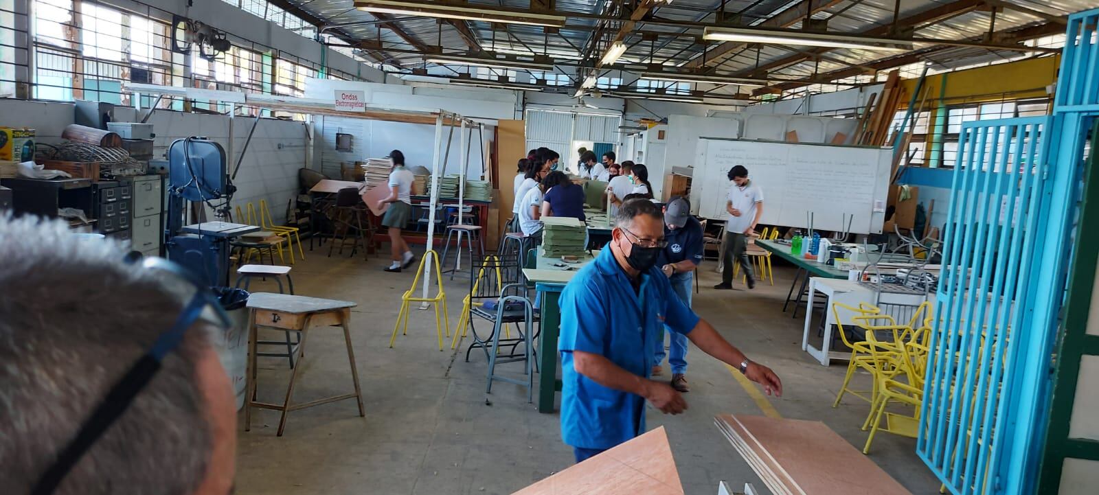 Entre profesores y estudiantes del Liceo San Carlos, en Ciudad Quesada, se fajaron duro haciendo pupitres desde febrero pasado y ya lograron, entre reparar y restaurar, unos 800