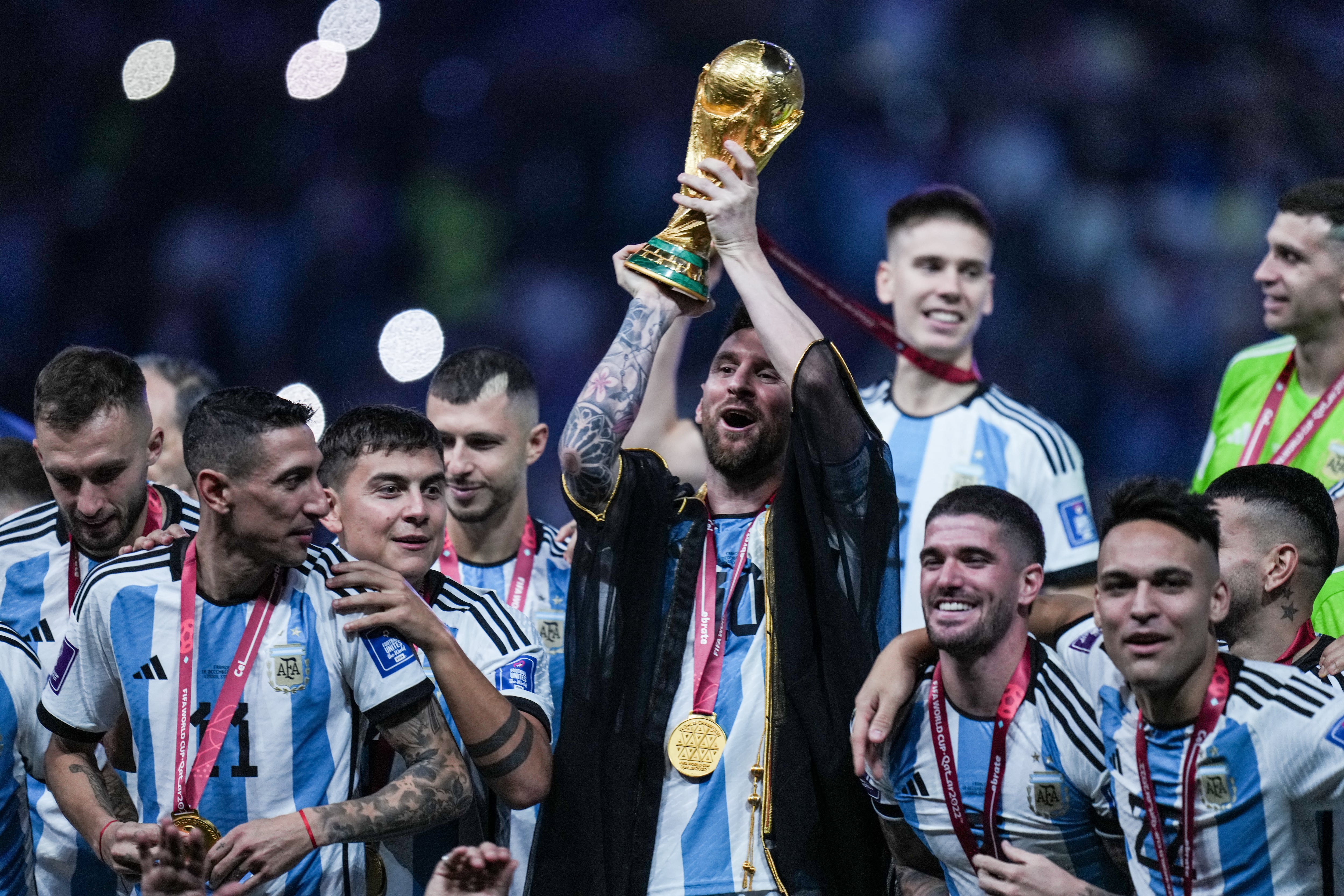 El momento cumbre: Lionel Messi levanta la Copa del Mundo en Catar 2022. Este lunes 31 de agosto el astro anunció su retiro de la Selección de Argentina.