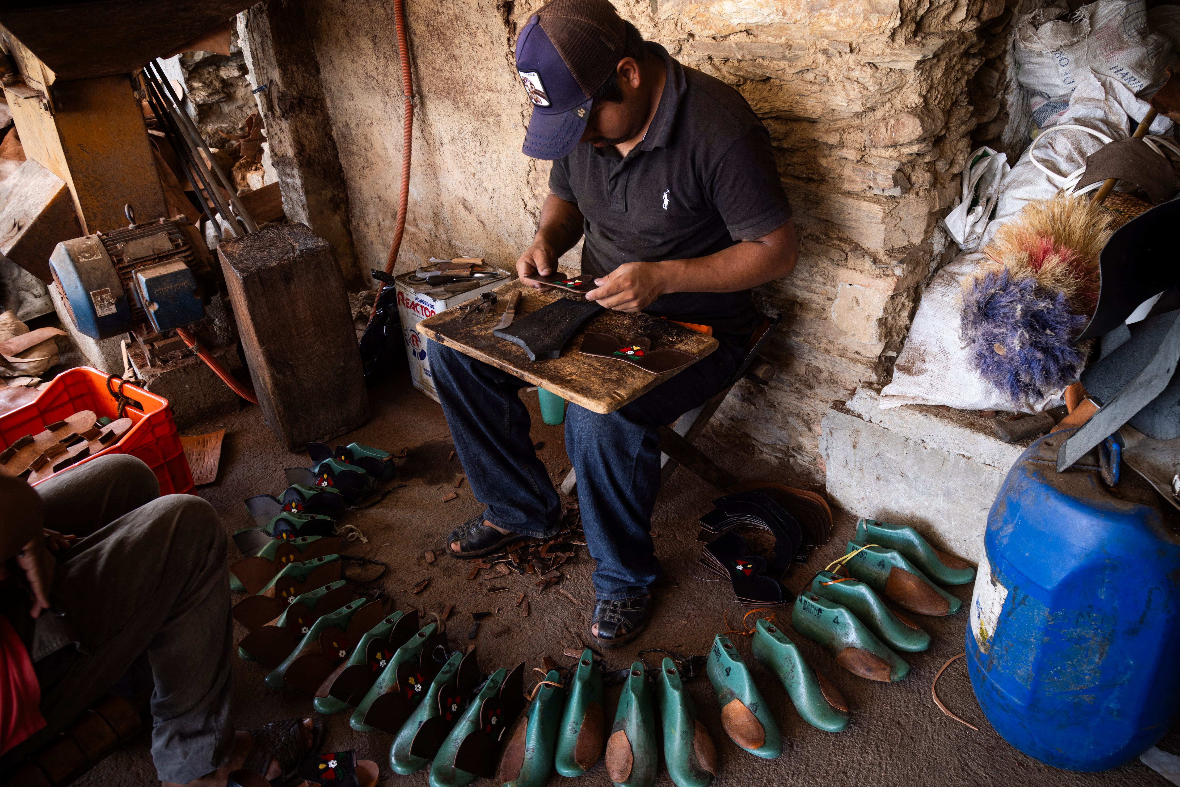 Los artesanos mexicanos brincaron y la marca alemana cedió. (Photo by Rodrigo OROPEZA / AFP)