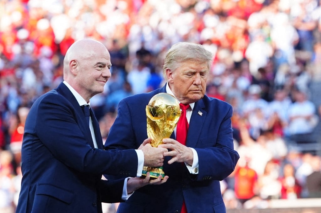 El presidente de la FIFA, Gianni Infantino, y el presidente de Estados Unidos, Donald J. Trump, presentan el trofeo de la Copa Mundial de la FIFA tras la final del Mundial 2026 entre España y Argentina, en el New York New Jersey Stadium