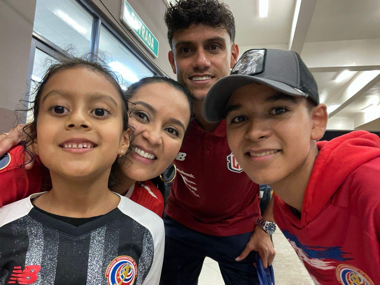 Yeltsin Tejeda, volante de la Selección Nacional y su familia. Cortesía.