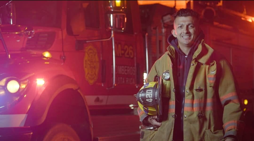 El bombero Gabriel Oses cuenta detalles del impresionante rescate de un hombre arrastrado por una corriente de agua en San José y como los Bomberos le salvaron la vida. Foto: Cortesía para La Teja