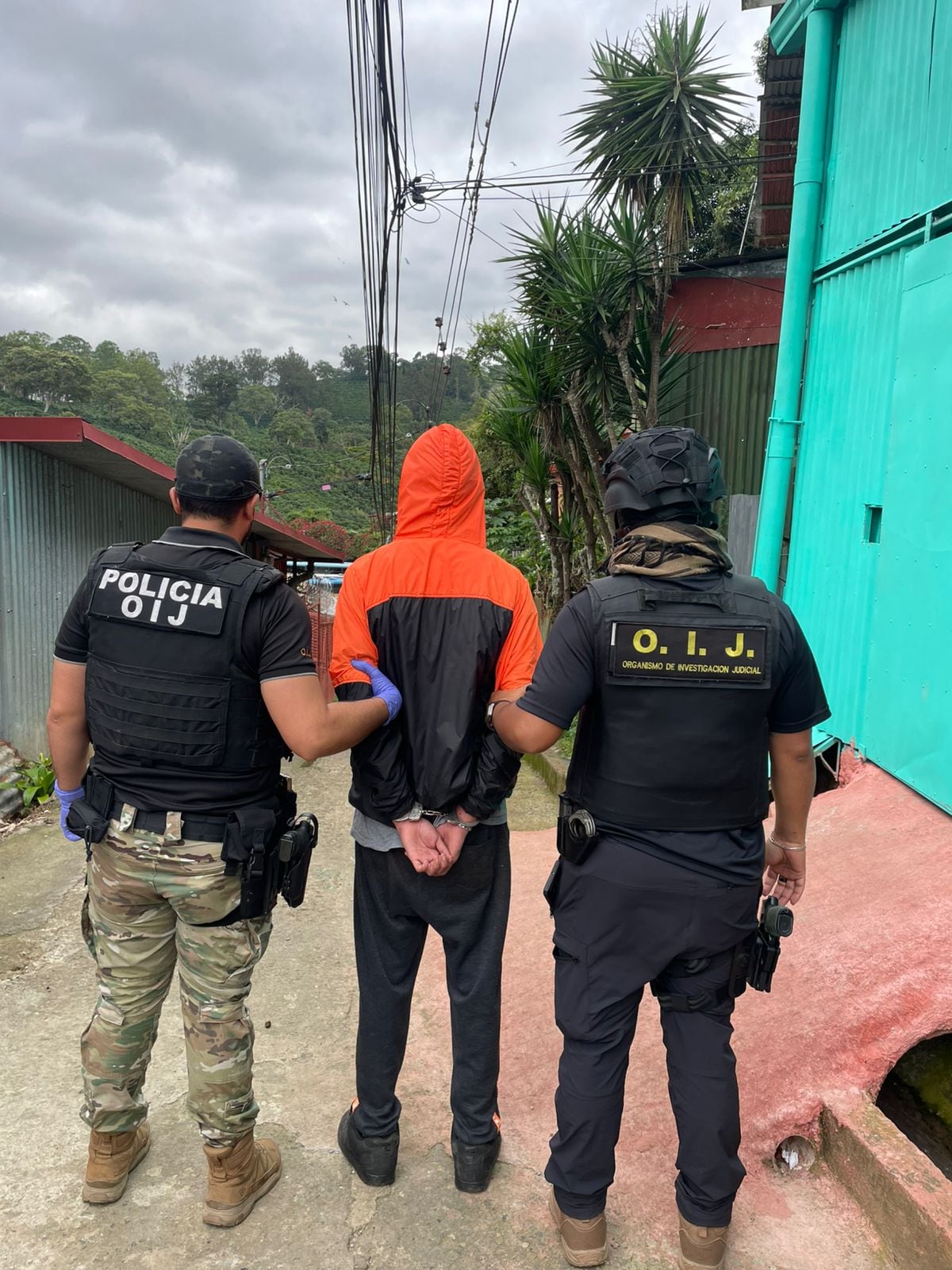 Dos adolescentes de 17 años están en manos del OIJ por ser sospechosos del asesinato de un hombre de apellido González, de 40 años. Foto: OIJ