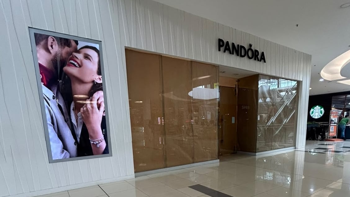 La tienda de Pandora en Lincoln Plaza permanece cerrada al público, al igual que los otros cuatro establecimientos de la marca en Costa Rica.