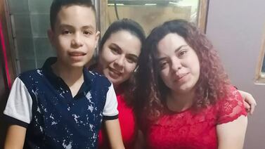 Con ¢60 mil, joven recién operada de la vista y su hermana crearon su propia empresa