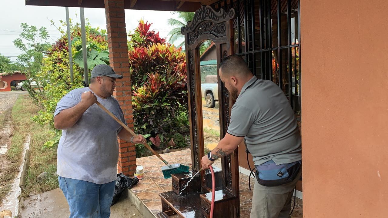 Un grupo de trabajadores del hospital de Upala había hecho planes para disfrutar del fin de semana largo el pasado 24, 25 y 26 de julio, pero las inundaciones cambiaron sus planes y decidieron solidarizarse con las familias, de su cantón vecino Guatuso