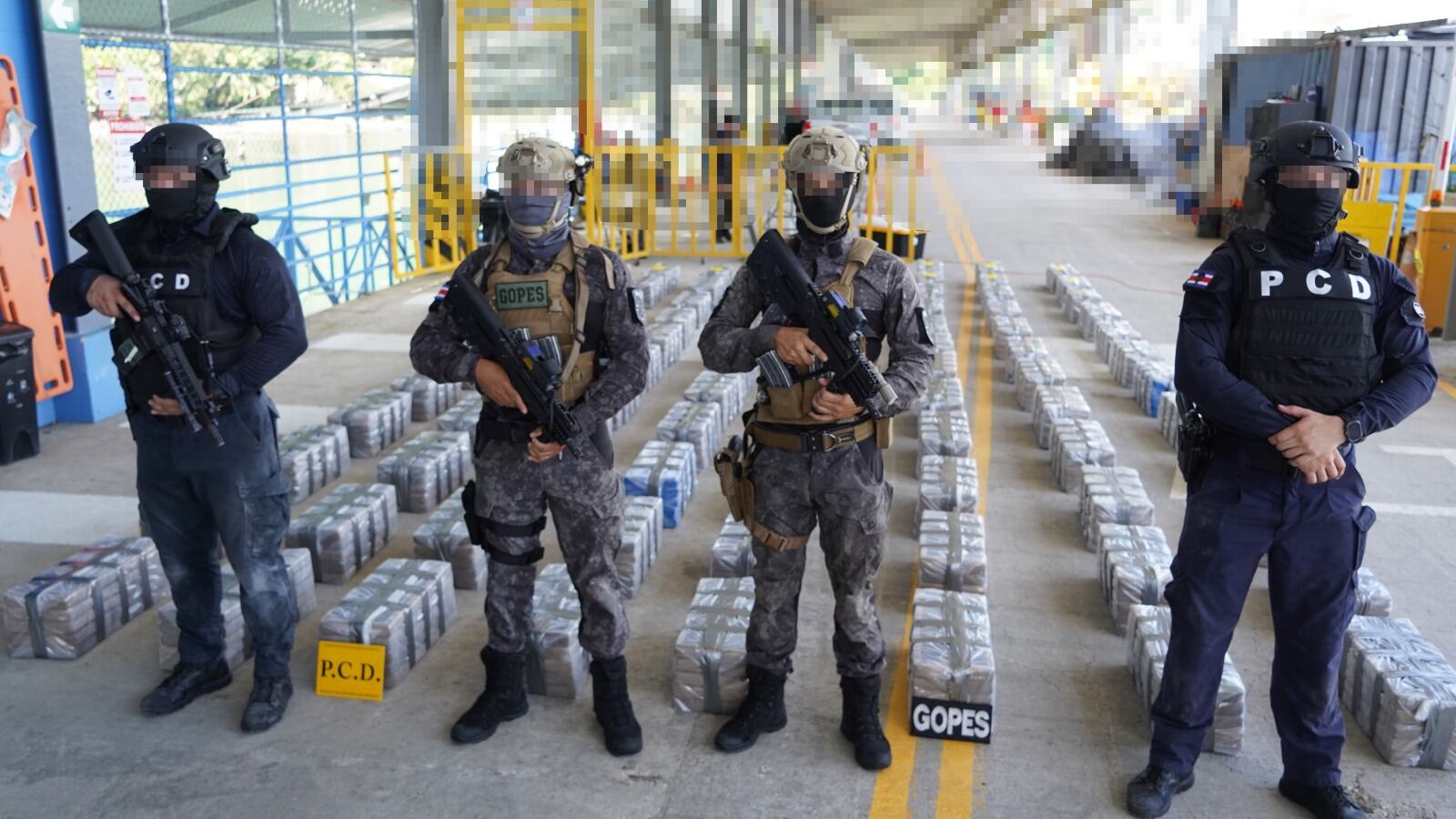 Guardacostas decomisan 1840 paquetes con cocaína en embarcación pesquera.