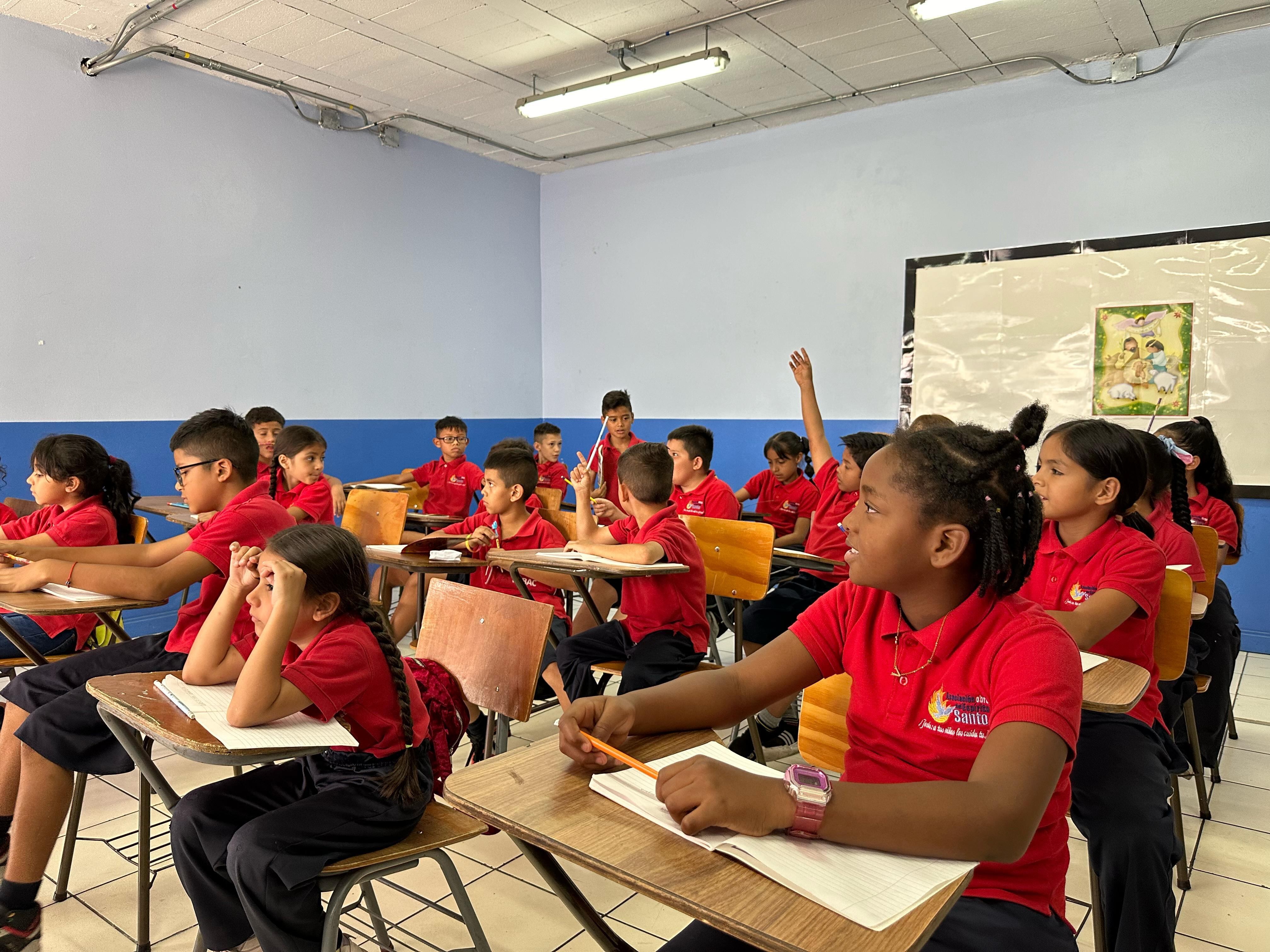 El padre Sergio Valverde, fundador y director de la Asociación Obras del Espíritu Santo, está corriendo para arriba y para abajo para poder conseguir los útiles y uniformes que ocupan los más de 17 mil niños que hoy le entran a clases.