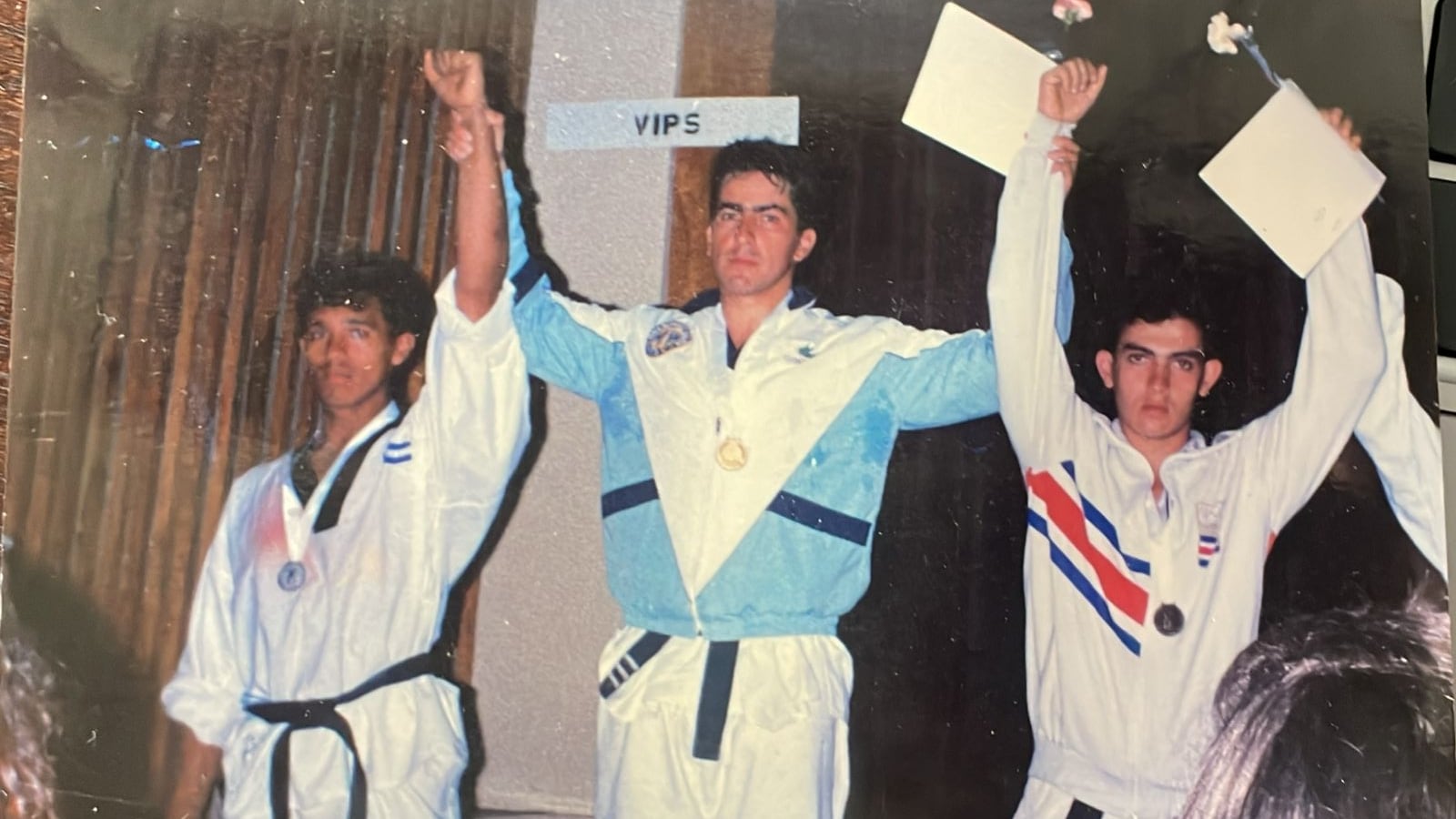 Richard Vargas Loáciga tiene 52 años, nació en el puritico centro de San Jerónimo de Desamparados comenzó como cajero en Mas X Menos y 32 años después es vicepresidente de Operaciones para México y Centroamérica