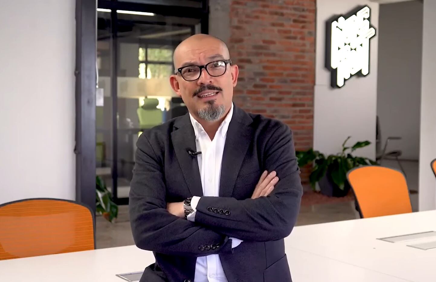 El productor audiovisual, Christian Bulgarelli, dueño de la empresa RMC La Productora S. A., cuyo nombre comercial es Nocaut, obtuvo un contrato con el BCIE por $300.000 para ofrecer servicios de comunicación a la Presidencia de la República. Foto: Captura de pantalla