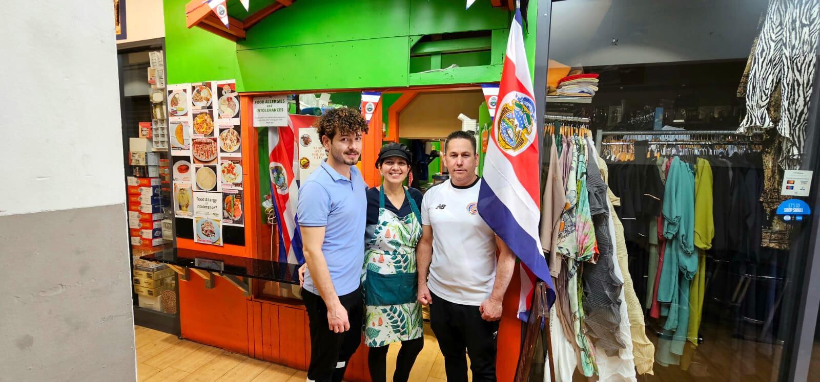 Nuria Azofeifa Méndez entre su esposo Luis Alberto Villalobos Aguero y su hijo Jeffrey frente a su local en Londres. Fotografía: Jeffrey Villalobos Azofeifa para LN.