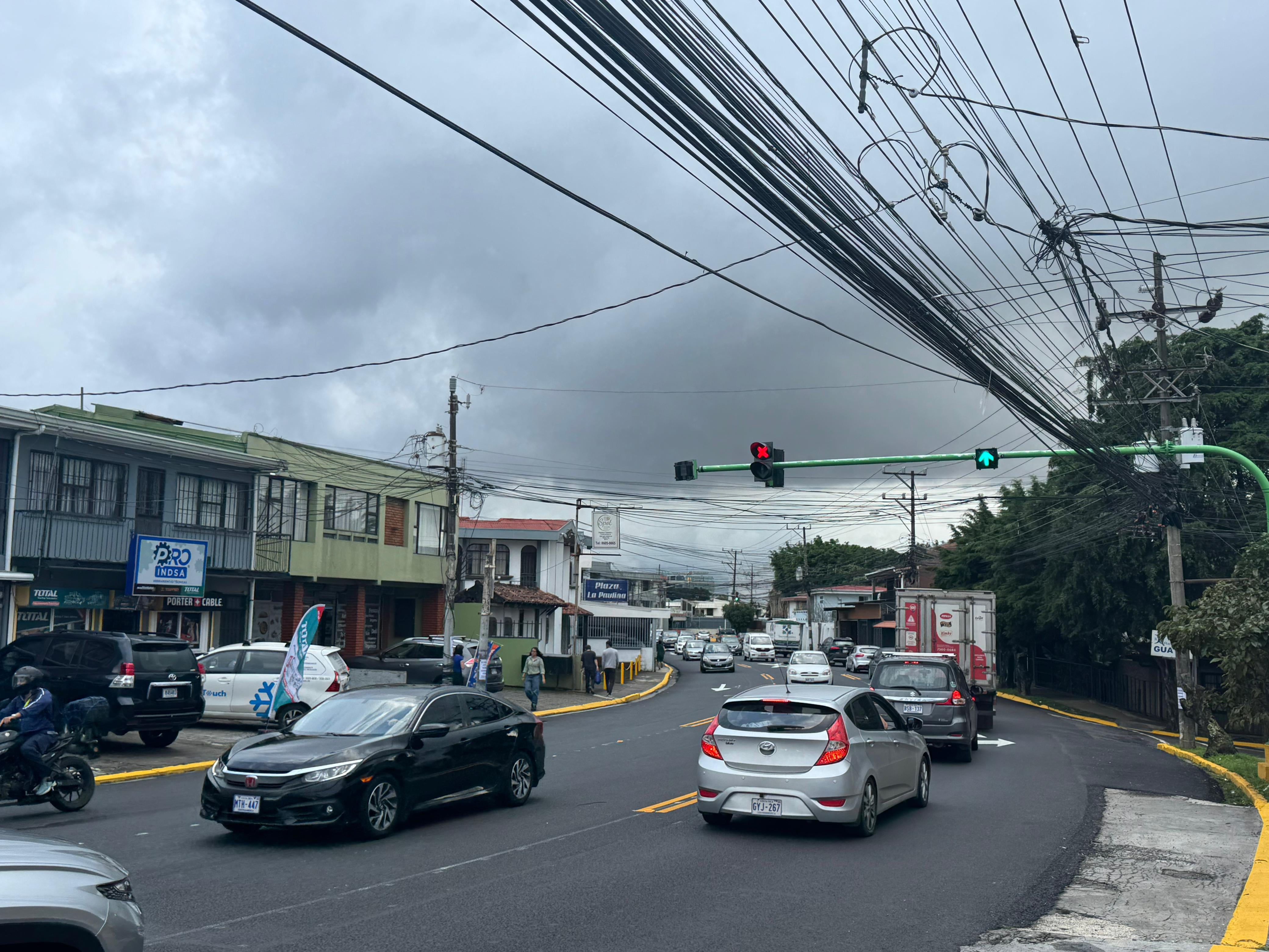 El nuevo carril reversible que entre Sabanilla y Montes de Oca que comenzó a funcionar este viernes 7 de noviembre no duró ni media hora en provocar problemas vecinales, indignación, el accidente de un motociclista y al menos dos choques.
