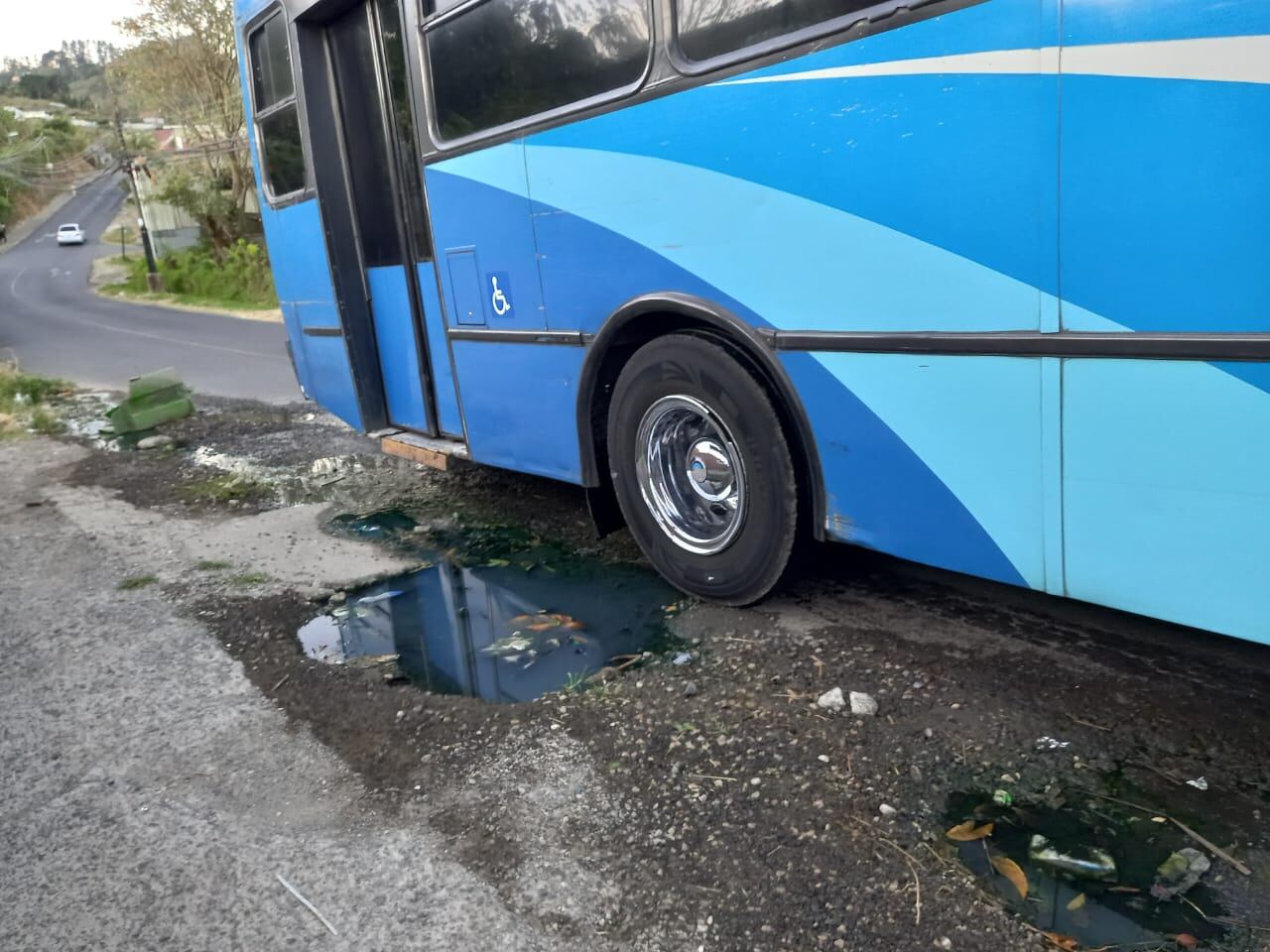 Huecos y aguas negras en Calle Mesen afectan a pobladores