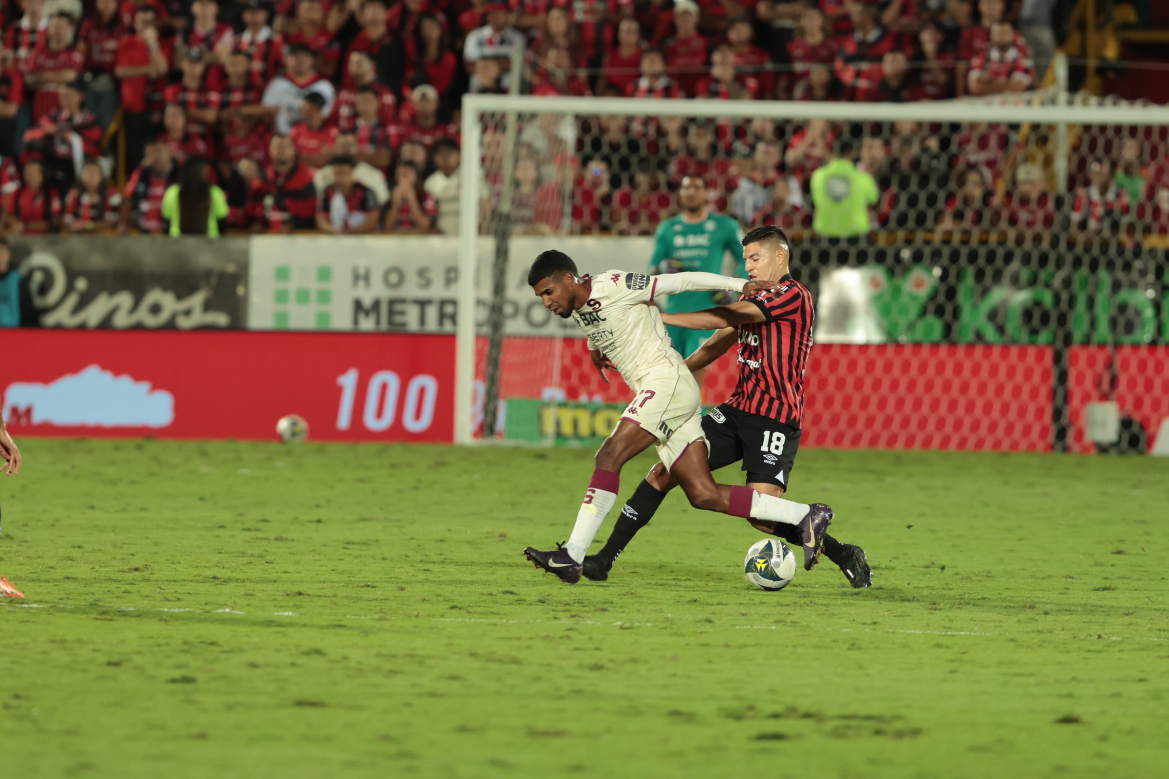 20/12/2025/ partido de ida entre Liga Deportiva Alajuelense vs Saprissa por el partido de vuelta de la final del Torneo apertura de la Liga Promerica 2025 en el estadio Alejandro Morera Soto / foto John Durán