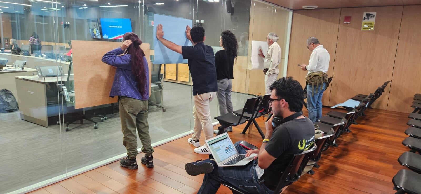 Un cartel con una pregunta incómoda armó un pleito en la Asamblea Legislativa y hasta llegó seguridad.