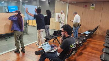 Un cartel con una pregunta incómoda armó un pleito en la Asamblea Legislativa y hasta llegó seguridad