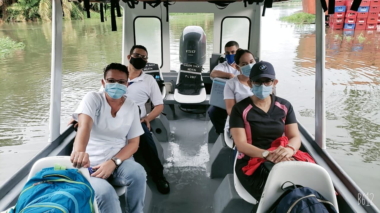 Cada día es una lotería para un grupo de seis trabajadores del área de salud de Siquirres quienes no ponen peros y a buena mañana realizan giras para llegar hasta comunidades de difícil acceso en Pacuare y Parismina e y vacunar contra el covid-19