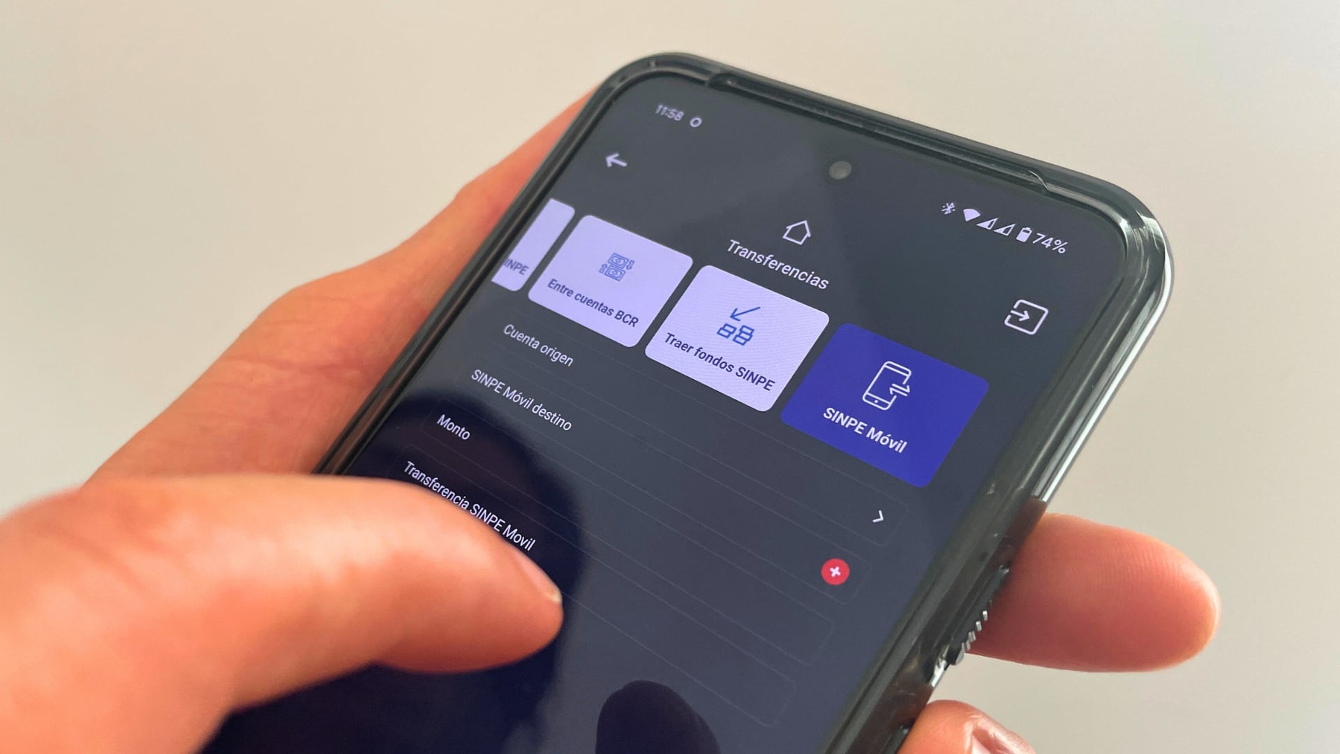 Los bancos en Costa Rica establecen distintos límites diarios sin comisión para transferencias a través de Sinpe Móvil. Mientras el Banco Nacional permite hasta ¢500.000 sin costo, otras entidades como el BCR y el BAC fijan el límite en ¢200.000 y ¢100.000 respectivamente. Si se exceden estos montos, se aplican comisiones de entre $2 y $3 por transacción.