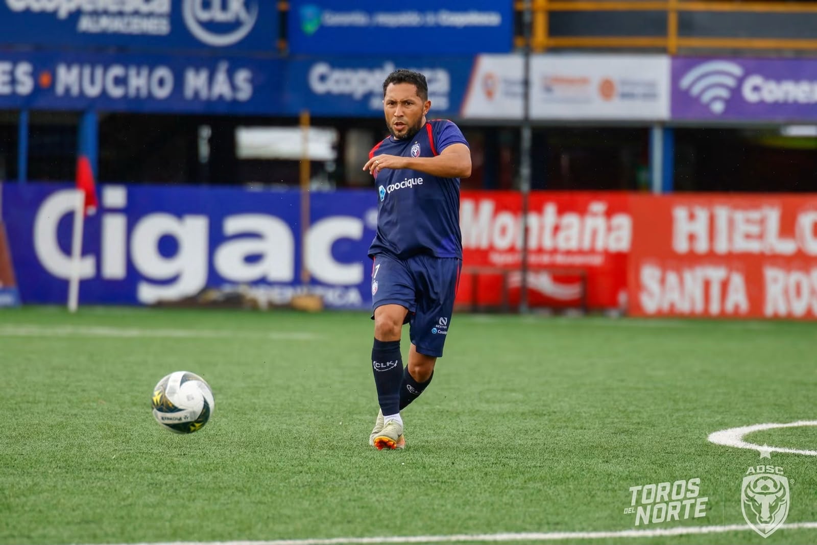 Allen Guevara en la pretemporada de San Carlos, el volante es uno de los referentes del club.