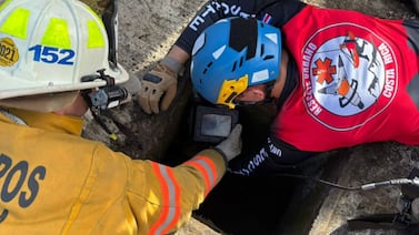 Hombre que estuvo atrapado tres horas en alcantarilla fue liberado y llevado grave a clínica