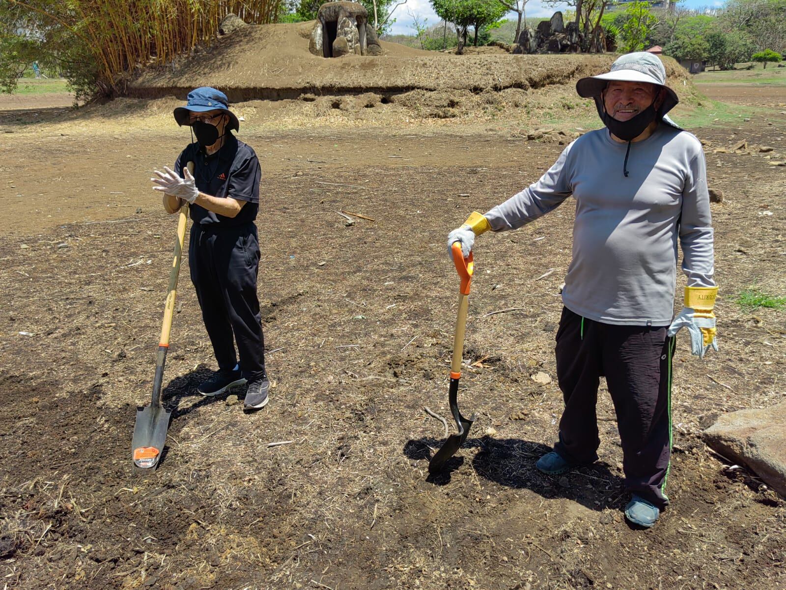 Un grupo de más de 20 personas iniciaron temprano las labores de limpieza en La Sabana, el 6 de abril, con el objetivo de chaniar el lago para evitar que se seque durante el verano. En la foto don Mario Campos Morales (izquierda), vecino de Escazú, tiene 73 y don Hugo Castro Cascante, vecino de barrio México y quien tiene 75 años