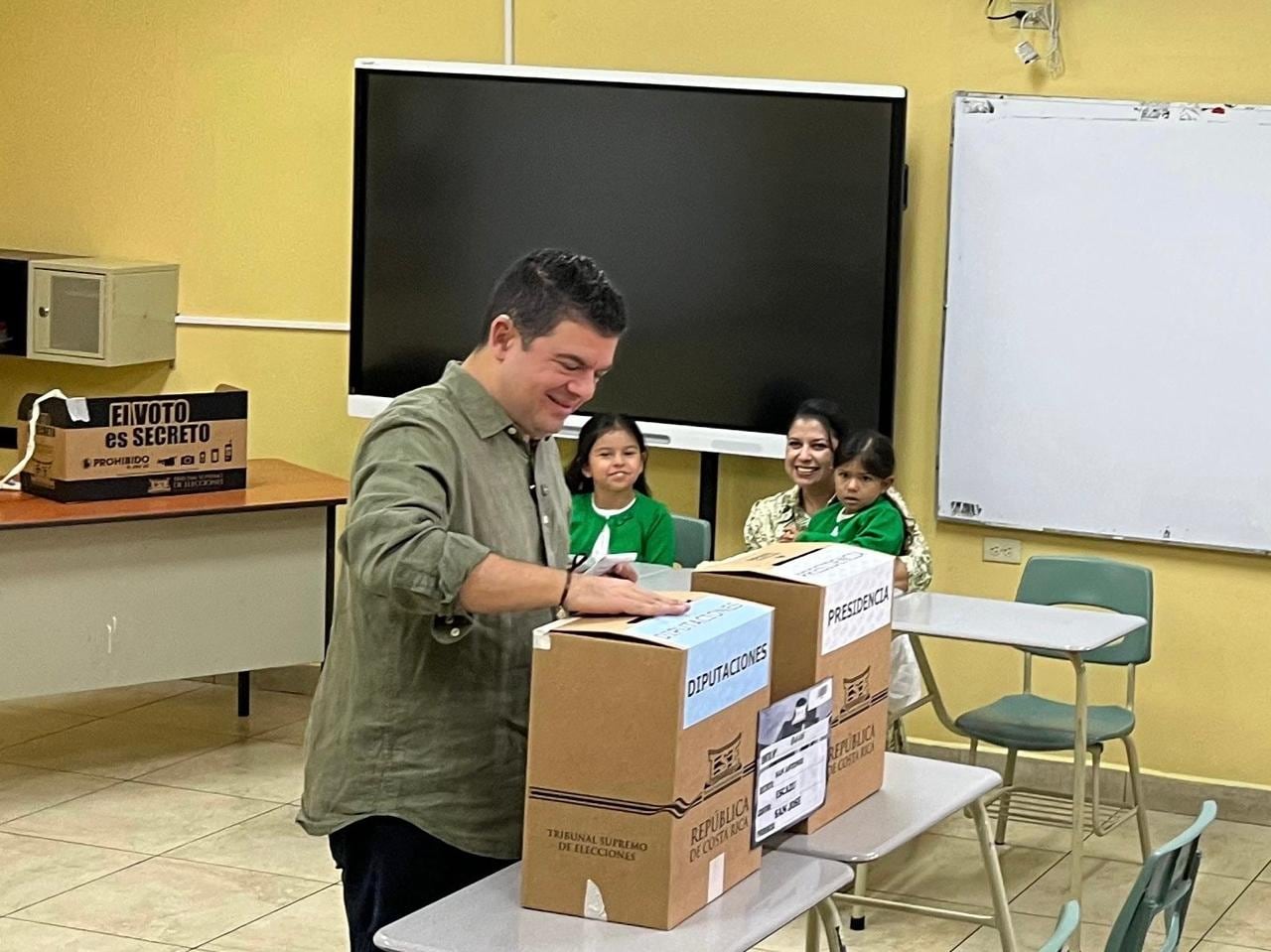 Álvaro Ramos Chaves, de Liberación Nacional, votó este domingo en la Escuela Juan XXIII, en San Rafael de Escazú. Lo hizo bajo la mirada atenta de su esposa Cristie Castro y sus hijas.