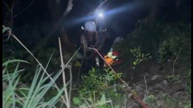 Rescatan a pareja que quedó prensada dentro de carro que cayó a guindo