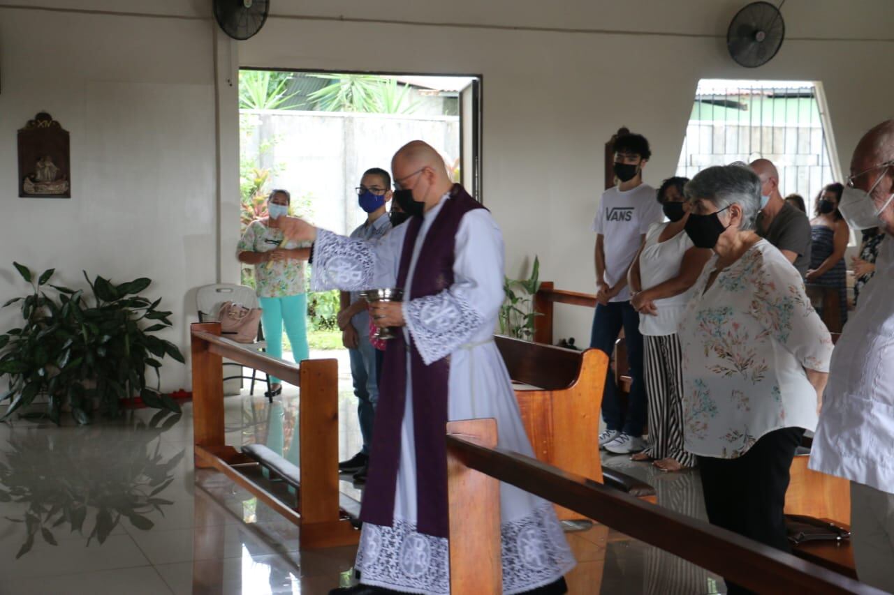 Acto de desagravio en la iglesia católica de La Emilia de Guápiles, donde un hombre fue asesinado el Viernes Santo. Foto Reyner Montero.
