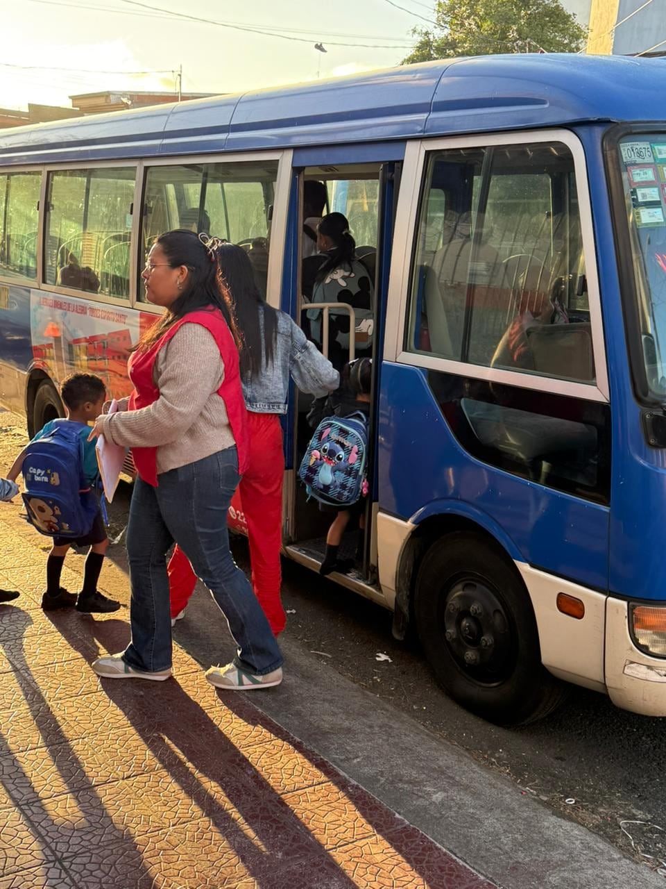 वर्क्स ऑफ द होली स्पिरिट येथे, फादर सर्जिओ व्हॅल्व्हर्डे यांनी वर्गाला भेट दिली. फोटो: एडुआर्डो वेगा