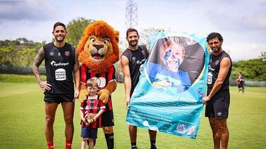 Alajuelense se puso la 10 e hizo realidad sueño de fiebre que necesita ser operado del corazón