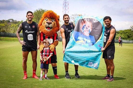 El pequeño José Miguel Marín conoció este viernes al León y a los jugadores de Alajuelense.