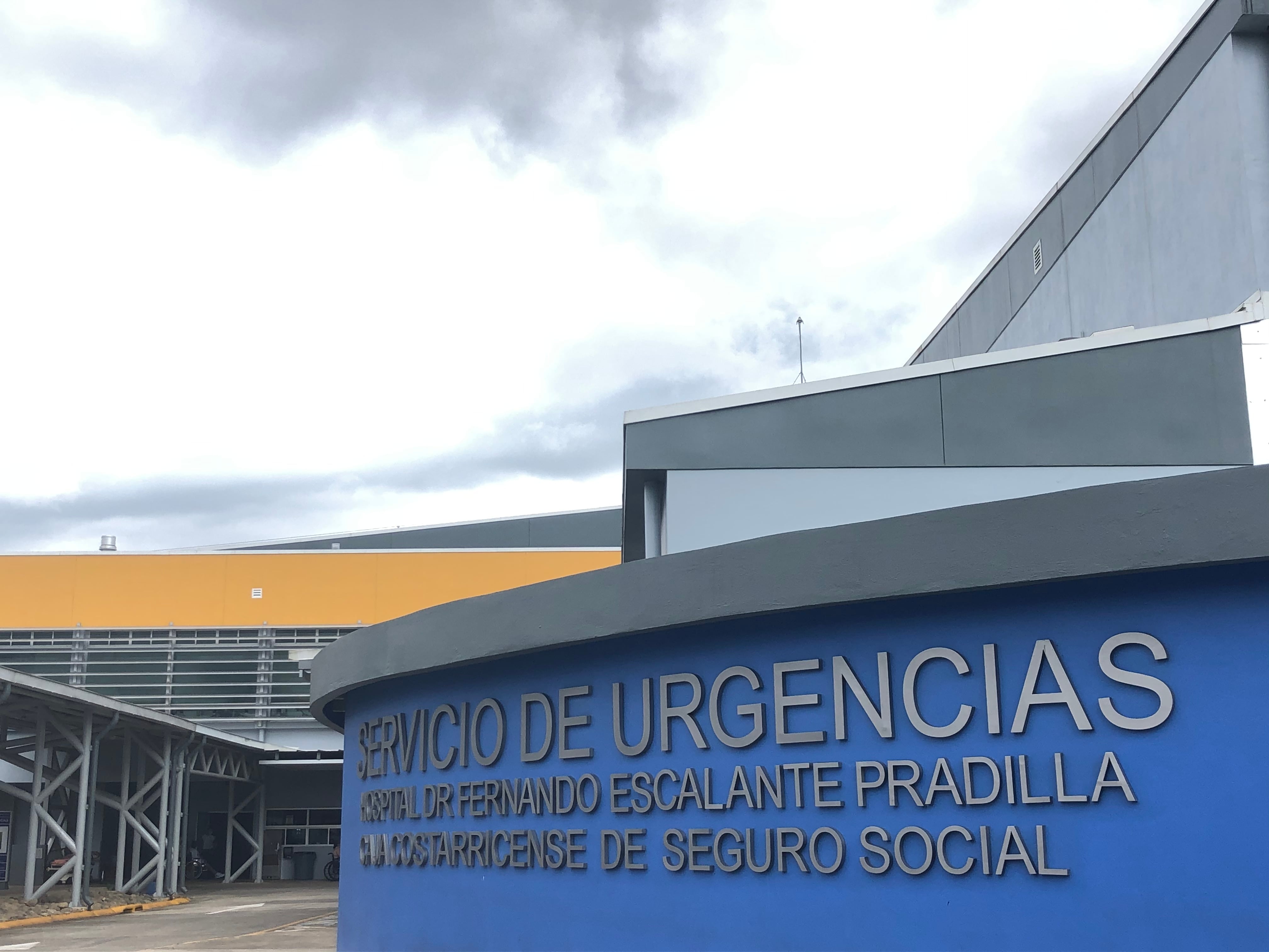 Imagen externa del Hospital Escalante Pradilla en Pérez Zeledón. Se observa el servicio de urgencias.