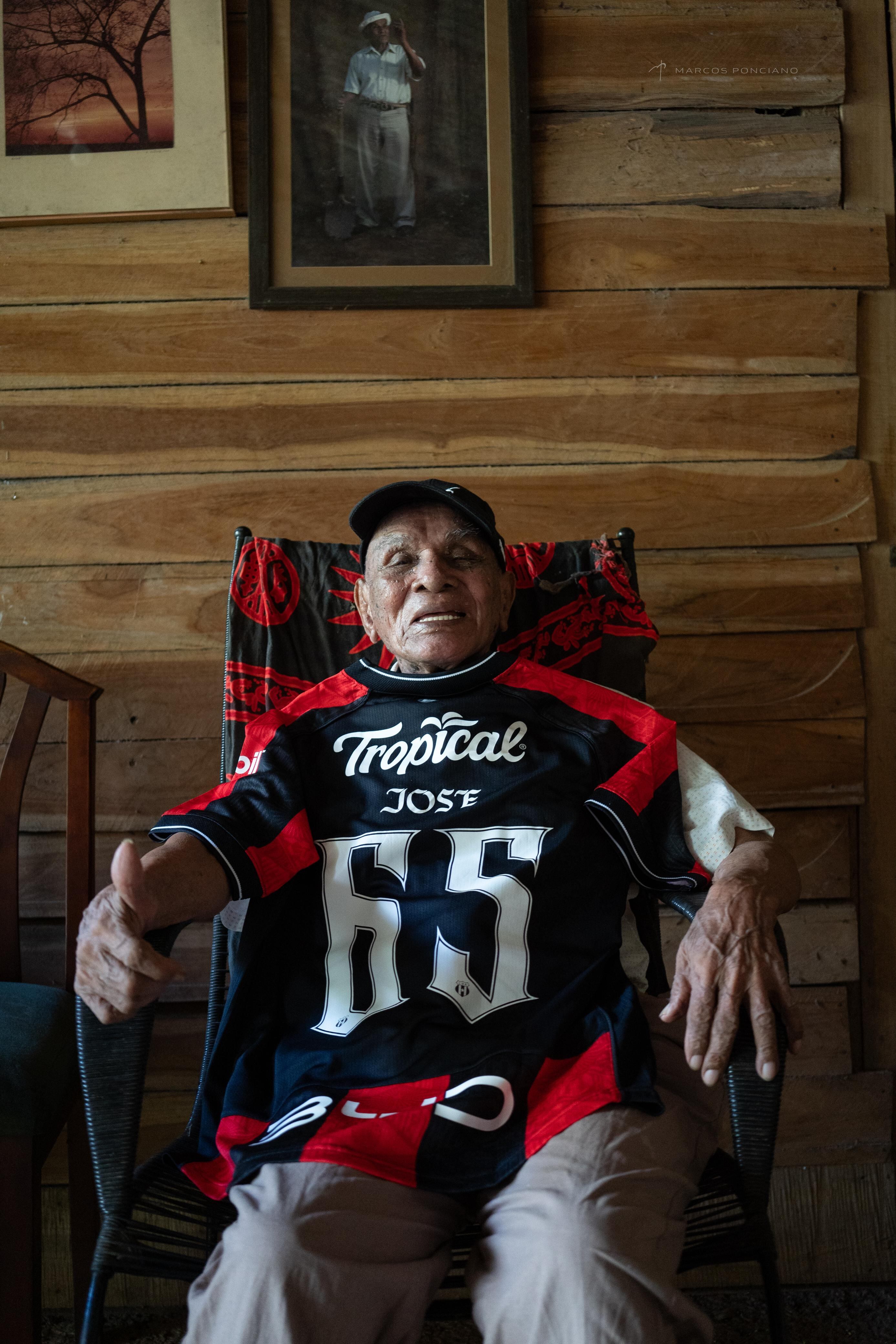 Don José Flores Flores, el hombre vivo de mayor edad en el planeta, está que no cabe de contento porque le regalaron lo que para él es un tesoro, la camiseta original de Liga Deportiva Alajuelense