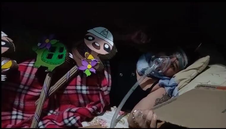 Una pulseadora hace faroles por las noches, acostada y con una maquinita dándole oxígeno. Ella se llama Seinny Cabalceta Serrado, tiene 38 años y una enfermedad muscular que le impide caminar desde hace 7 años.