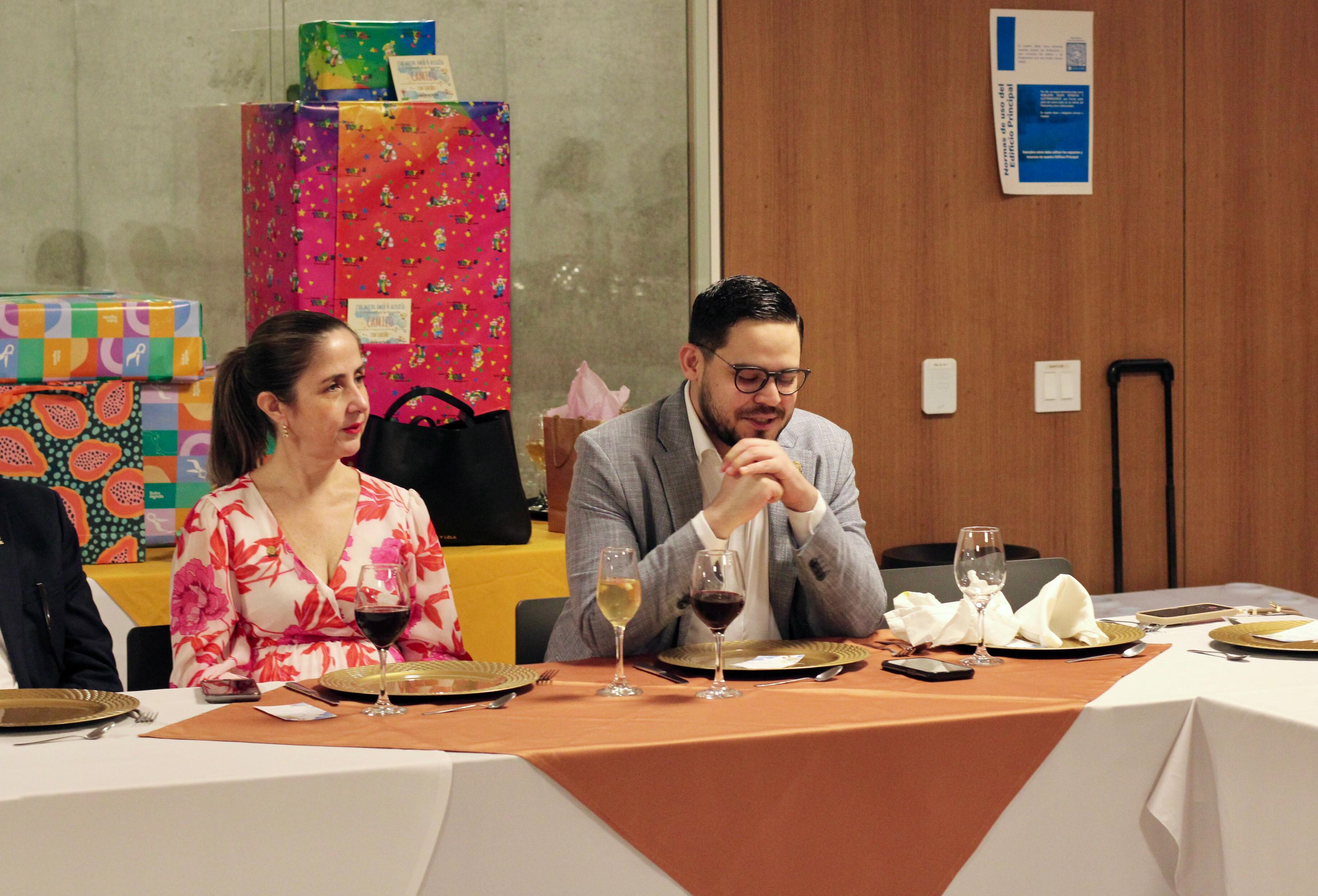 Diputados le hicieron un té de canastilla a la diputada Sofía Guillén