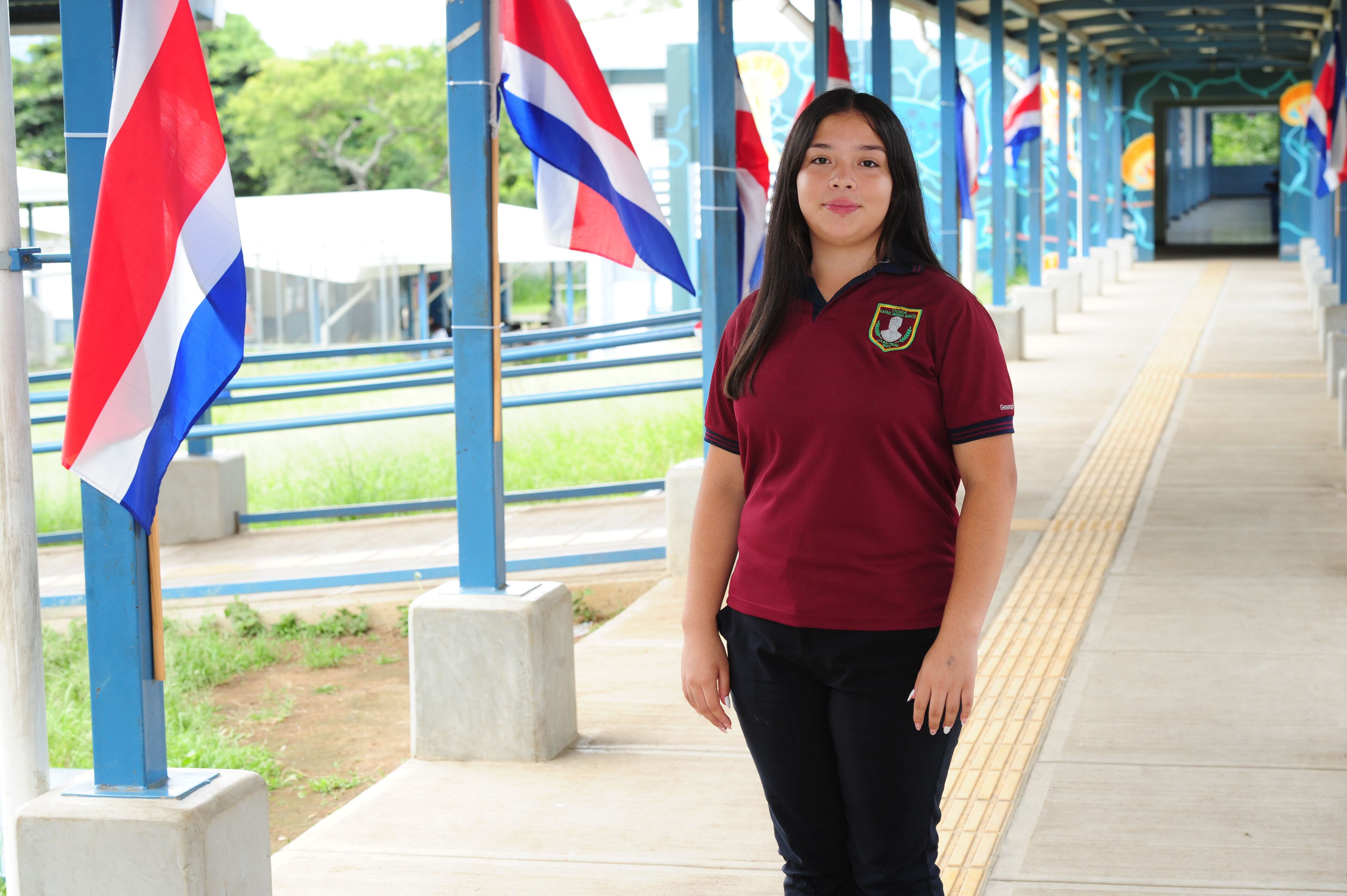 Colima de Tibás. Escuela Rafael Vargas Quirós, instalaciones nuevas contiguo a la planta del ICE, la antigua escuela se encontrabá en los terrenos donde pasa la circunvalación norte. Fue construida nueva gracias al dinero que prestó el BCIE para la Circunvalación Norte. En la foto, la estudiante de sexto grado, Georgina Brenes Centeno.
