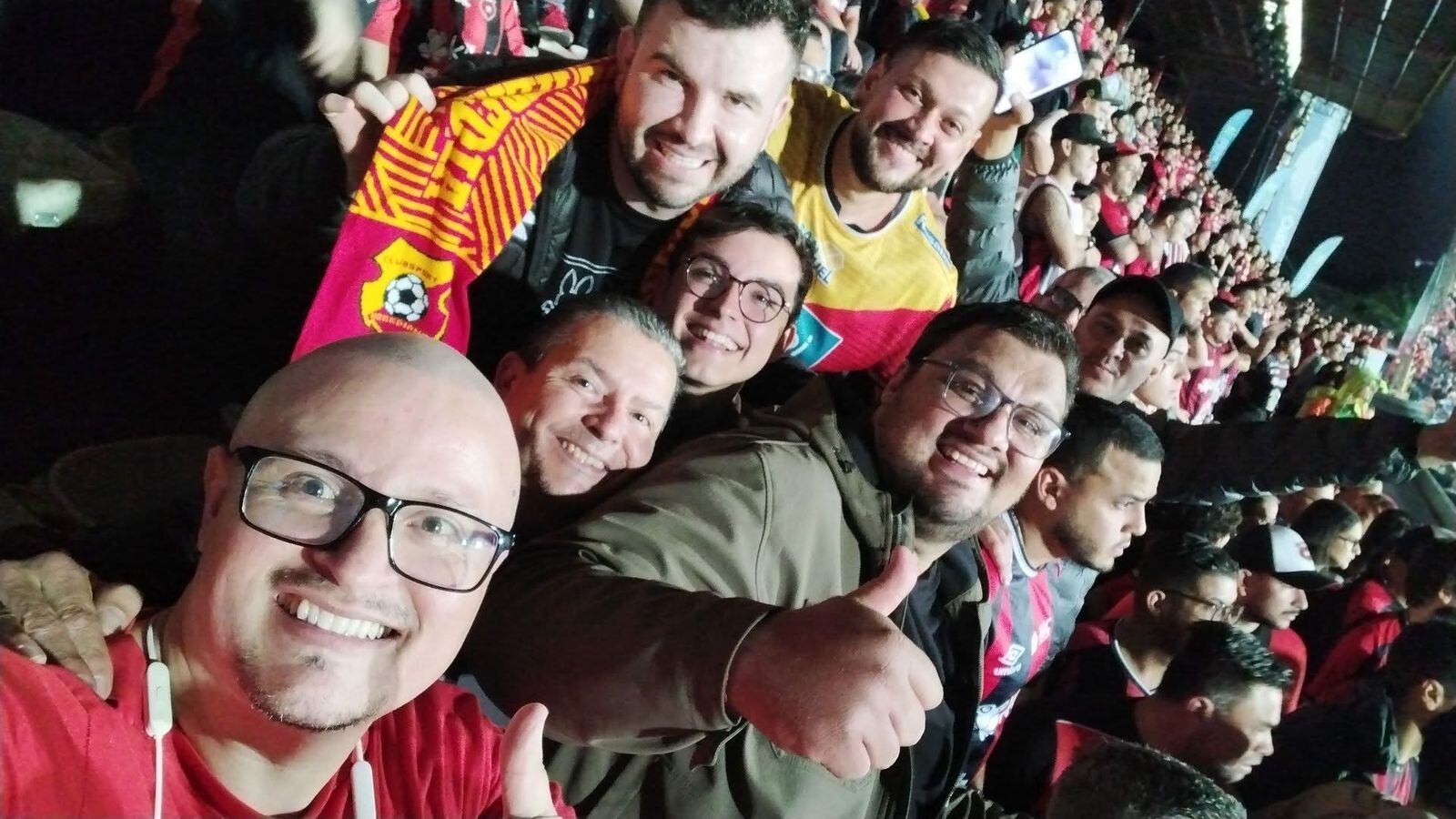 Festejo de los aficionados del Herediano tras ganar el título número 30