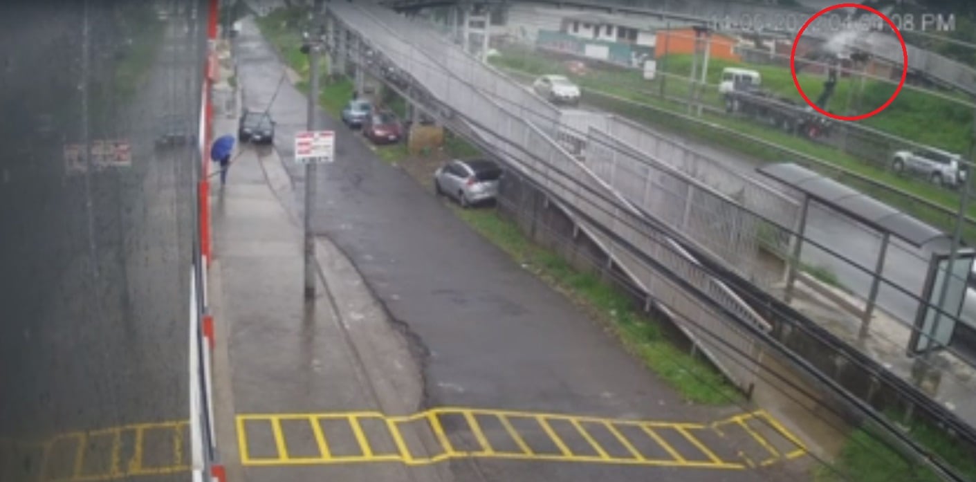 Grúa se trae abajo parte de puente peatonal en San Sebastián