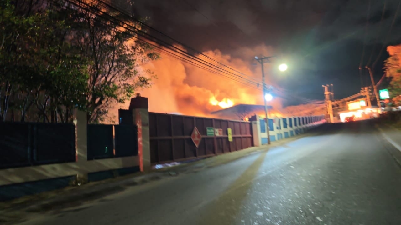 Un gran incendio en Pozos de Santa Ana en las instalaciones de la empresa Blue Flame.