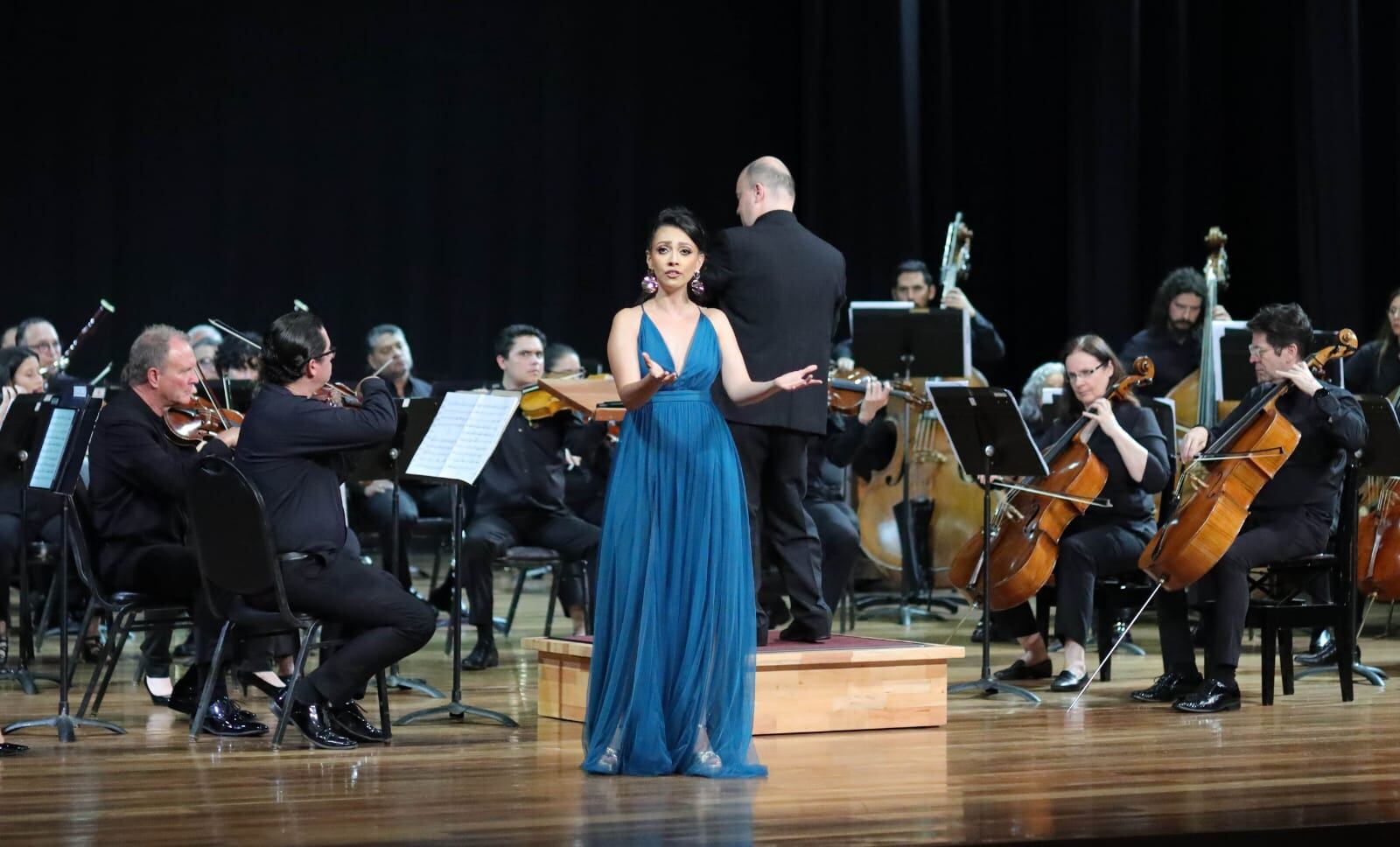 La cantante nativa de Grecia, Alajuela, Elsa Castro, cantó el himno nacional el 1 de mayo del 2025 en la ASamblea Legislativa